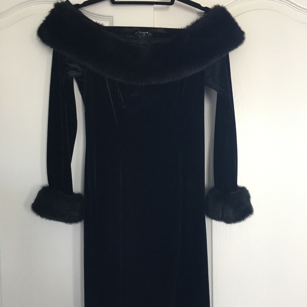 Women sz Medium black velvet faux fur neck & cuffs - Picture 2 of 8